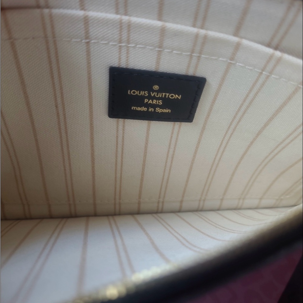 Louis Vuitton Pouch - Picture 3 of 3